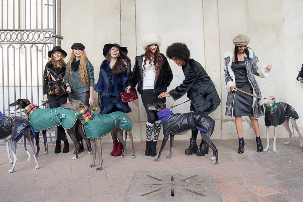 Uncategorized  Street style: Girls walk in Milan