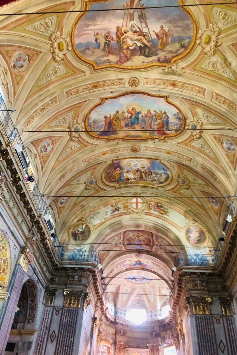 interiorul bisericii Santa Croce din Moneglia