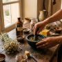 Cosmetice naturale preparate in bucatarie mediteraneana, ingrediente pe masa de lemn