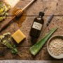 Ingrediente naturale pentru piele aranjate pe suprafata de lemn rustic