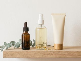 Raft minimalist cu 3 produse skincare naturale esentiale