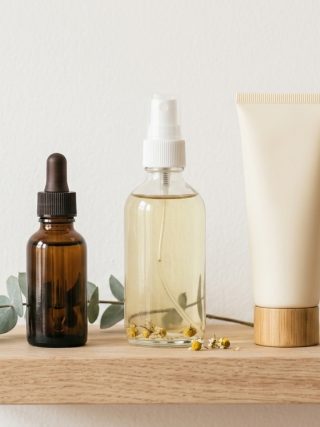 Raft minimalist cu 3 produse skincare naturale esentiale