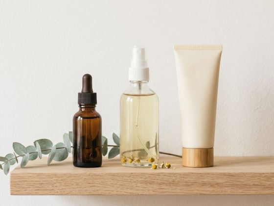 Raft minimalist cu 3 produse skincare naturale esentiale