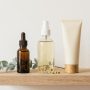 Raft minimalist cu 3 produse skincare naturale esentiale